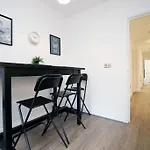 Spacious 2 Bedroom Apartment With Free Parking